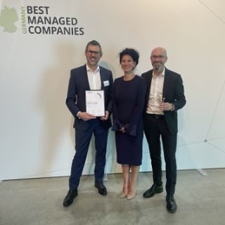 Das Bild zeigt die Asklepios Vorstände Kai Hankeln, PD Dr. Sara Sheikhzadeh und Hafid Rifi beim BMC Award 2023