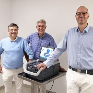 Bild: Ärzteteam der Urologie des Asklepios Westklinikums Hamburg mit neuer RezumTM Wasserdampftherapie für die Behandlung von Prostatavergrößerungen  
