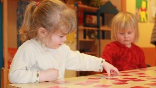 Bild: Ansicht Memory spielende Kinder