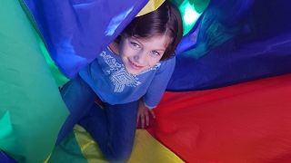 Bild: Kind mit farbigem Tuch