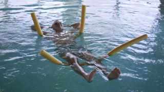 Person im Schwimmbad