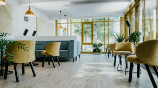Lichtdurchfluteter Wartebereich für ambulante Rehabilitanden