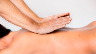 Bild: Massagen und andere physikalische Maßnahmen unterstützen den Reha Erfolg während Ihres Aufenthaltes in der Schroth Klinik in Bad Sobernheim