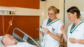 Ausbildung Pflegefachfrau mit digitaler Technik