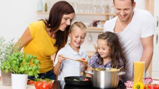 Familie beim kochen