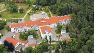 Asklepios Klinik Birkenwerder, Luftbild mit Sportplatz