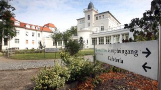 Asklepios Klinik Birkenwerder, Vorderansicht Park