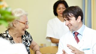 Chefarzt mit Patient