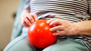 Rehabilitationsübung mit Ball