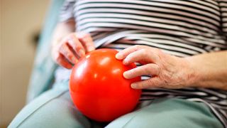 Rehabilitationsübung mit Ball