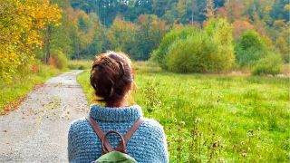 Bild: Eine Frau blickt in die Ferne