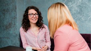 Bild von Frauen im Gespräch