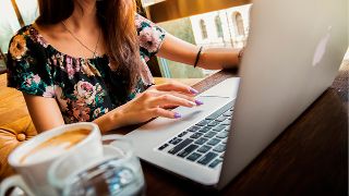 Bild Frau am Notebook mit Kaffee