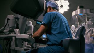 OP Konsole mit Operateur ©2022 Intuitive Surgical Operations, Inc