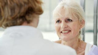 Patientin im Gespräch mi einer Ärztin