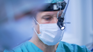 Operation eines Kopf-Halz-Tumors