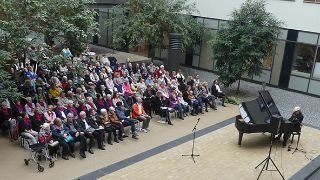 BILD: Klavierkonzert im Innenhof der Klinik