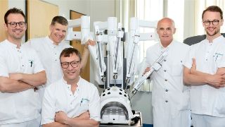 Foto: Team der Urologie mit da Vinci OP-Roboter
