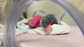 Bild: Kinaesthetics Infant Handling Baby im Inkubator