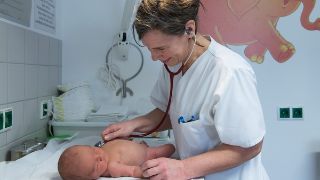 BILD: Die Ärzte der Neonatologie übernehmen auch für die Vorsorgeuntersuchung U2. Frau Dr. Schmidtke untersucht ein Neugeborenes. 