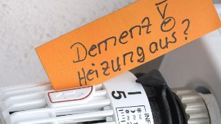 BILD: Ein Erinnerungszettel mit der Aufschrift "Demenz! Heizung aus?"