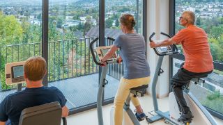 Es trainieren Patienten auf Ergometern mit schönem Ausblick