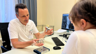 Bild: Dr. med. Achim Ziegenbalg berät eine Patientin