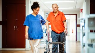 Kompetentes Pflegepersonal kümmert sich um die Patienten der Geriatrie.