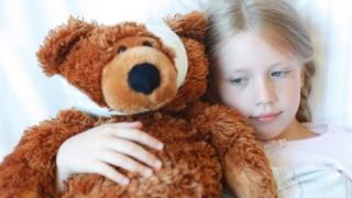 Kind mit Teddy