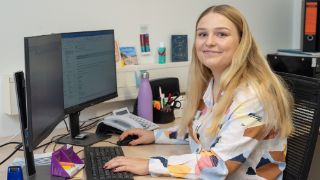 Das Motiv zeigt eine Auszubildende der Nordseeklinik am Computerarbeitsplatz.