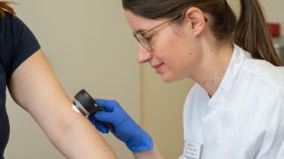 Dermatologin bei der Arbeit