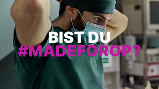 Im Bild macht sich eine Person bereit für den OP. Sie trägt bereits OP-Kleidung und bindet sich nun einen Mundschutz um. Auf dem Bild steht die Frage: „Bist du #madeforOP?“