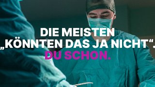 Das Motiv zeigt einen Menschen in OP-Kleidung mit Mundschutz, der im OP arbeitet. Auf dem Bild steht: „Die meisten ‚könnten das ja nicht‘. Du schon.“