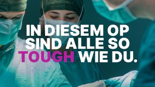 Das Motiv zeigt mehrere Personen im Anschnitt. Alle tragen OP-Kleidung und Mundschutz und blicken konzentriert nach unten. Auf dem Bild steht: „In diesem OP sind alle so tough wie du.“