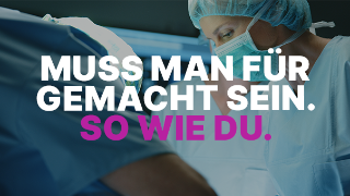 Wir sehen eine Person, die im OP arbeitet. Sie trägt einen Mundschutz. Links im Anschnitt sieht man die bekleidete Schulter einer weiteren Person. Auf dem Bild steht: „Muss man für gemacht sein. So wie du.“