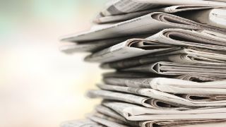 Das Bild der Asklepios Kliniken Pressemeldung zum Thema Faktencheck zeigt einen Stapel Zeitungen 