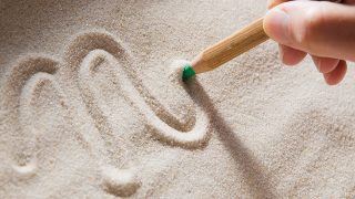Ein N in Sand gezeichnet