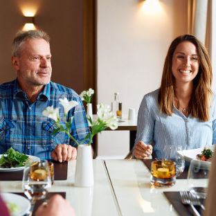 Patienten unterhalten sich beim Essen im Restaurant