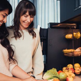 Patientin und Therapeutin gemeinsam bei der Ernährungstherapie