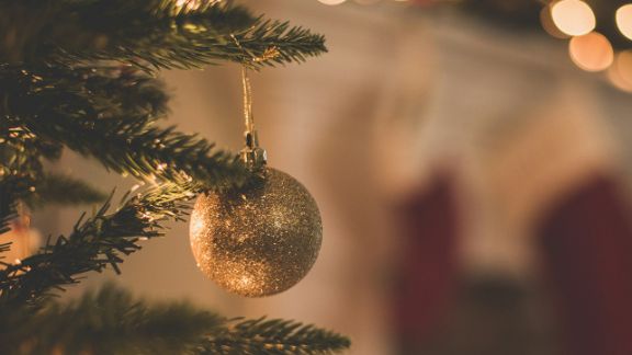 Goldene Schmuckkugel am Weihnachtsbaum