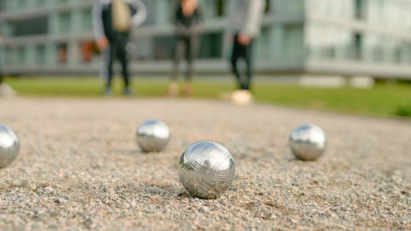 Patienten spielen Boule vor der Blomenburg