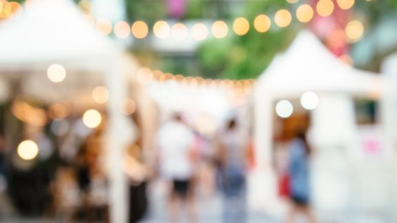 Patienten schlendern über den Blomenburg Therapiemarkt