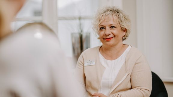 Therapiegespräch bei Hypochondrie in der Blomenburg Privatklinik Chefärztin im Gespräch mit Hypochonder-Patientin