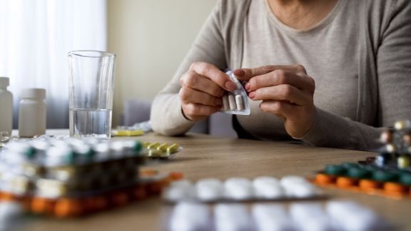 Hypochondrischer Patient nimmt Tabletten Patientin nimmt eine vielzahl an Tabletten