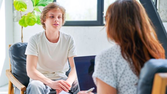 Teenager in Therapiegespräch