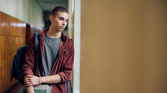 Kinder und Jugendambulanz der Blomenburg Trauriger und besorgter Jugendlicher in der Schule