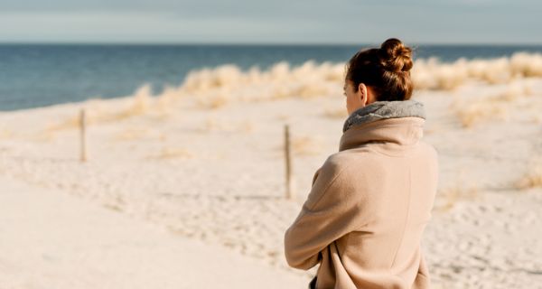 Einsame Frau starrt auf die Ostsee