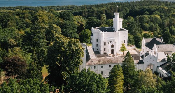 Blomenburg - Aufnahme aus der Schweiz Drohnenaufnahme der Blomenburg Privatklinik und des Selenter Sees