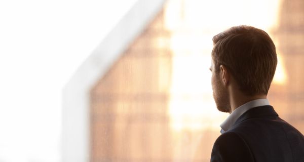 Mann kämpft mit der eigenen Wahrnehmung seiner Persönlichkeit - Therapie in der Blomenburg Privatklinik Privatklinik für die Narzisstische Persönlichkeitsstörung