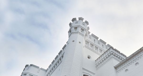 Burgspitzen am historischen Gebäude der Blomenburg Privatklinik